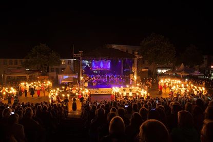 Alle Folkloretänzerinnen und -tänzer tanzen gemeinsam - ein unvergesslicher Moment.