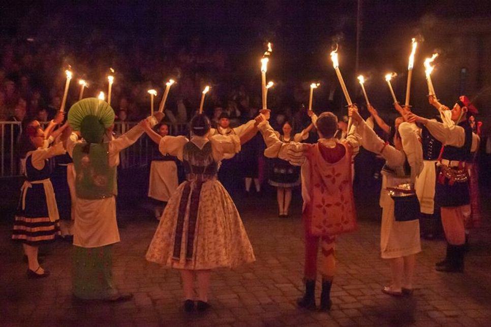 Der Fackeltanz ist ein Highlight voller Farben, Musik und guter Laune.
