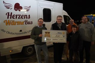 Spendenübergabe mit Rotary-Präsident Thorsten Schmidt, Lions-Präsident Dirk Süssenbach, Detlef Erich Axel Lange, Elias Braun und Kai Kröger (v. lks.).