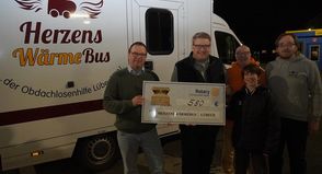 Spendenübergabe mit Rotary-Präsident Thorsten Schmidt, Lions-Präsident Dirk Süssenbach, Detlef Erich Axel Lange, Elias Braun und Kai Kröger (v. lks.).