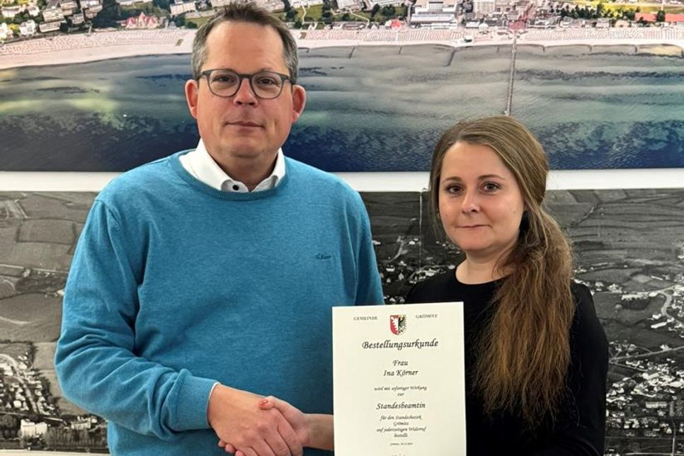 Bürgermeister  Sebastian  Rieke ernannte Ina Körner nach erfolgreich bestandener Prüfung zur Standesbeamtin.