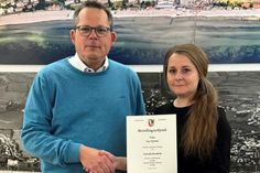 Bürgermeister  Sebastian  Rieke ernannte Ina Körner nach erfolgreich bestandener Prüfung zur Standesbeamtin.