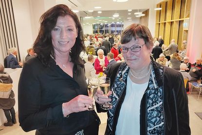 Bürgervorsteherin Anja Bendfeldt (rechts) und Bürgermeisterin Bettina Schäfer stoßen mit den Gästen des Neujahrsempfangs auf ein neues Jahr an.