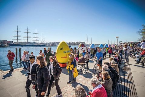 Die Riesen-Osterei-Parade ist jedes Jahr ein Highlight des Osterprogramms in Travemünde.