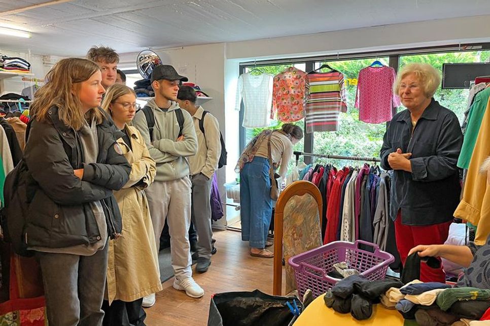 Die Plöner Kleidergarage gewährte den Schülerinnen und Schülern Einblick in den Verkauf von Secondhand-Kleidung für soziale Zwecke.