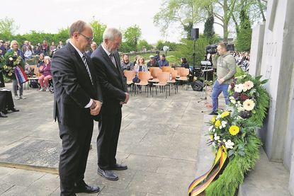 Gedachten der Opfer: Bürgervorsteher Heinrich Holtfester (re.) und Bürgermeister Mirko Spieckermann.