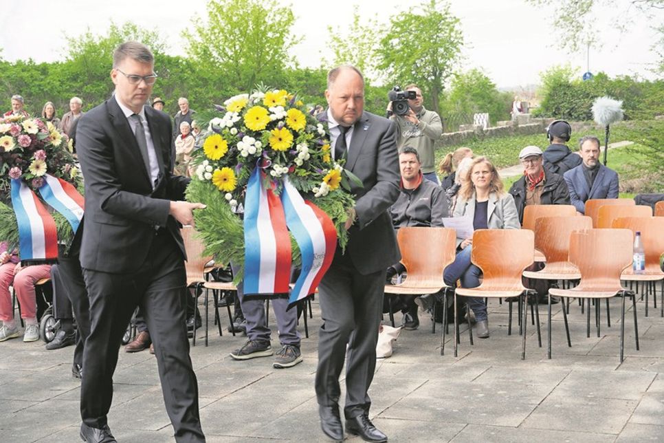Landrat Timo Gaarz (re.) und CDU-Bundestagsabgeordneter Sebastian Schmidt legten gemeinsam einen Kranz nieder.