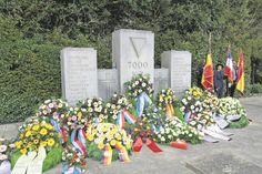 Blumenkränze auf dem Cap Arcona-Ehrenfriedhof.