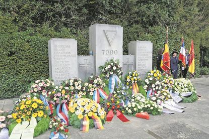 Blumenkränze auf dem Cap Arcona-Ehrenfriedhof.