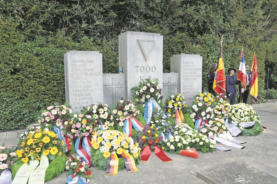 Blumenkränze auf dem Cap Arcona-Ehrenfriedhof.