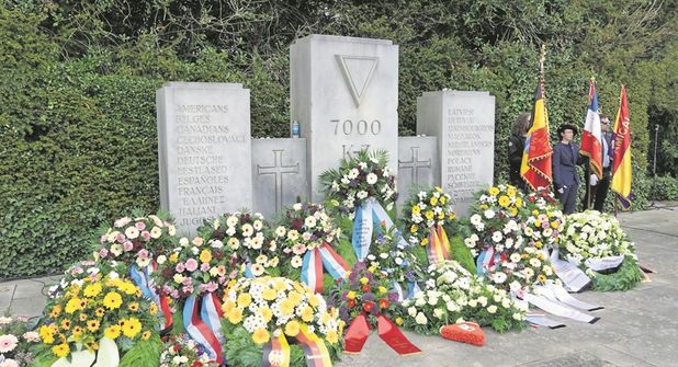 Blumenkränze auf dem Cap Arcona-Ehrenfriedhof.