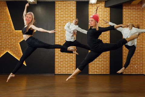 Die Ostsee-Perlen Gesche Muchow (lks.) und Kristina Kolbe trainieren derzeit für diverse Auftritte.
(Hinweis des Balticum Verlages: Dieses Foto wurde nicht von den hochqualifizierten Mitarbeitern unserer Medientechnikabteilung erstellt oder bearbeitet, sondern ist ein Fantasie-Produkt aus dem Privatarchiv der Ostsee-Perlen)