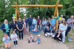 Am 16. Mai wurde die große Nestschaukel im Garten des „Hauses 77“ im Beisein der Sponsoren Christiane und Jan Rumpel eingeweiht.