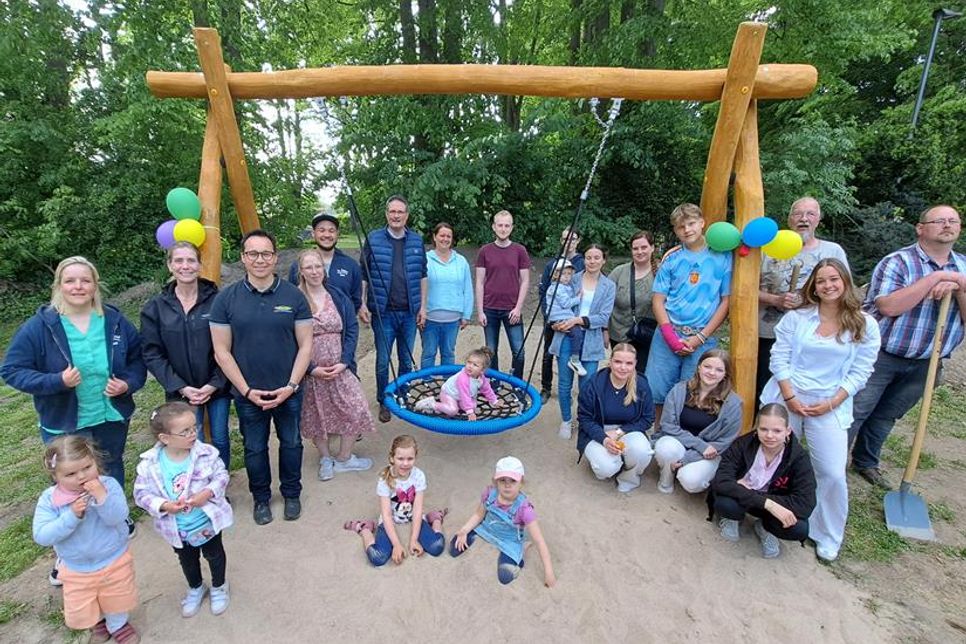 Am 16. Mai wurde die große Nestschaukel im Garten des „Hauses 77“ im Beisein der Sponsoren Christiane und Jan Rumpel eingeweiht.