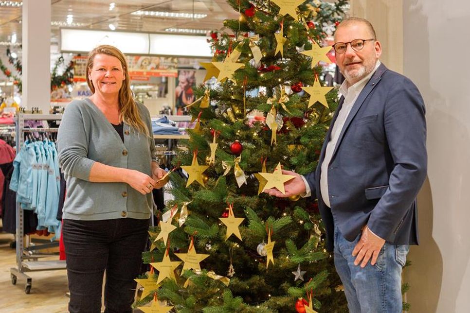 Frau Birte Kaphengst, 1. Vorsitzende des Ortsverbandes Fehmarn des Kinderschutzbundes mit Herr Matthias Schneider Geschäftsleitung Kaufhaus Martin Stolz Filiale in Burg