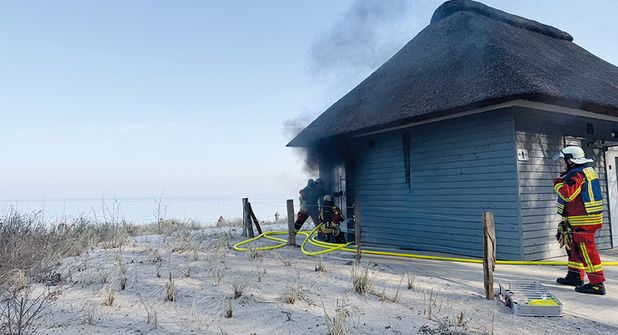 Feuer in einem reetgedeckten Toilettenhaus in Scharbeutz