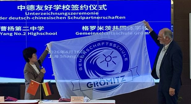 Die Grömitzer Gemeinschaftsschule ist offiziell Partnerschule der renommierten Shanghaier Schule Cao Yang No. 2 High School. Schulleiter Jan-Eric Hertwig unterzeichnete eine entsprechende Vereinbarung.