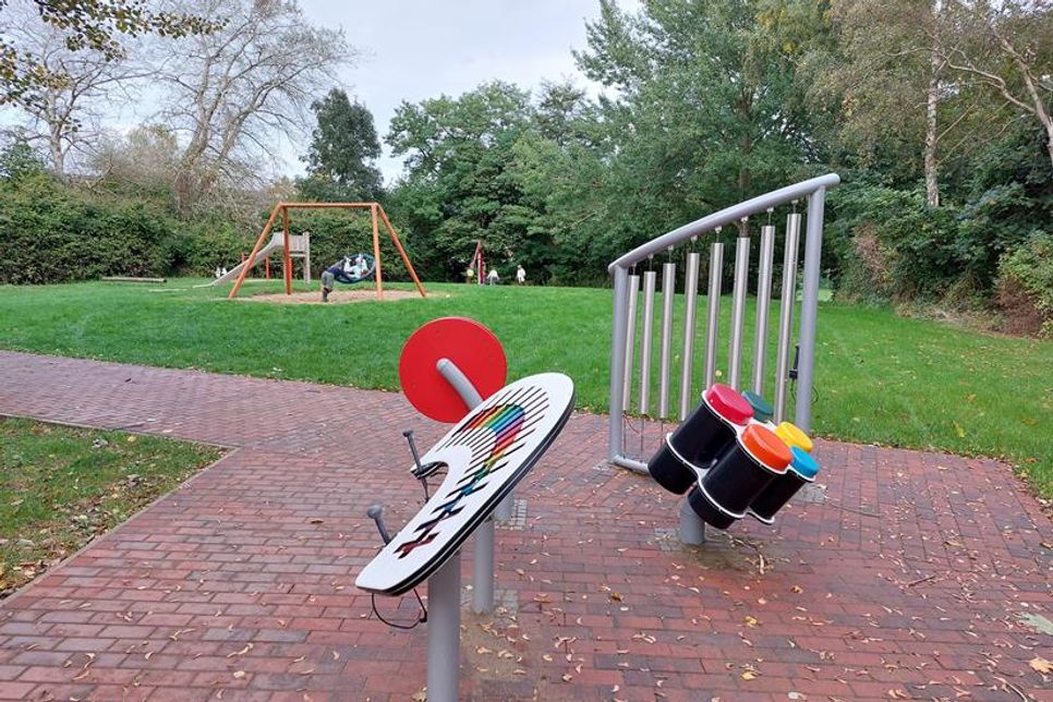 Der Spielplatz am Mittelweg soll zu einem Spielpark für alle werden. Bereits im Februar wurden hier inklusive Musikinstrumente aufgestellt.