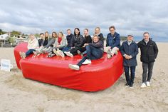Am 2. Oktober wurde die Riesenwärmflasche, ein Gemeinschaftsprojekt des Ostsee-Holstein-Tourismus e. V. und seiner Mitglieder, in Travemünde enthüllt.