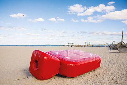 Bis Anfang März ist die Riesenwärmflasche unter anderem in Travemünde, Scharbeutz, Eutin, Plön und Timmendorfer Strand-Niendorf/Ostsee zu erleben.