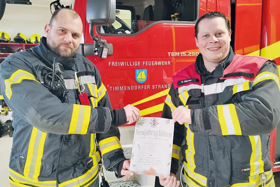 Der neue Ortswehrführer der Freiwilligen Feuerwehr Timmendorfer Strand, Nils Bäumer (rechts), und sein Stellvertreter Matthias Rahn laden mit ihrem Team zum Neujahrsglühen am kommenden Samstag ein.