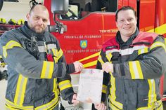 Der neue Ortswehrführer der Freiwilligen Feuerwehr Timmendorfer Strand, Nils Bäumer (rechts), und sein Stellvertreter Matthias Rahn laden mit ihrem Team zum Neujahrsglühen am kommenden Samstag ein.