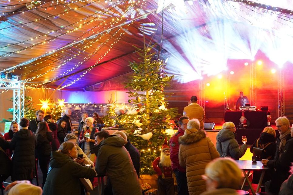 Neben den legendären After-Work-Partys immer donnerstags mit DJ Florian Stolz, heißt es immer samstags „Bühne frei“ beim „Wintertreff Live“.