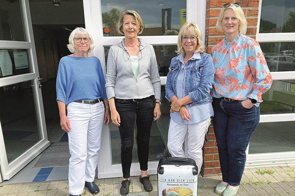 Die drei Probsteier Kinderbuch-Autorinnen (v.l.) Erika Bock, Inge Kunhardt-Schellhammer, Ute Nitsche und Jessica Struß (Tourist-Service Schönberg, r.) stellen ein neues Angebot für Kinder vor.