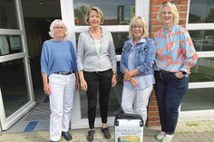 Die drei Probsteier Kinderbuch-Autorinnen (v.l.) Erika Bock, Inge Kunhardt-Schellhammer, Ute Nitsche und Jessica Struß (Tourist-Service Schönberg, r.) stellen ein neues Angebot für Kinder vor.