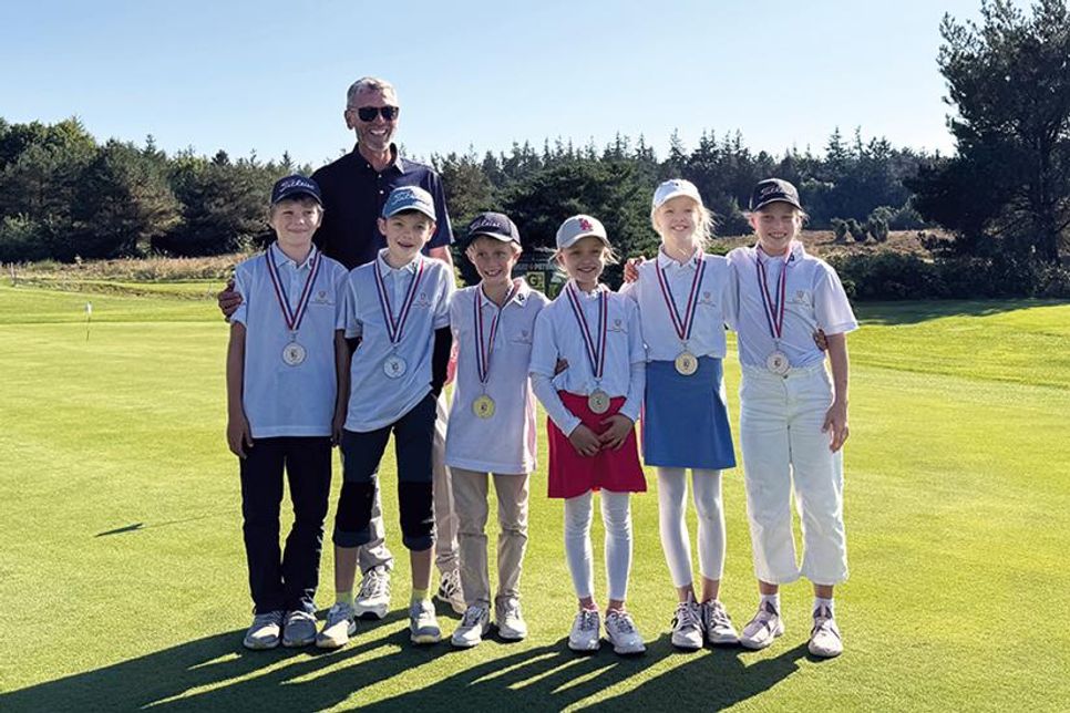 Die erfolgreiche Golfjugend aus Timmendorfer Strand mit Trainer Heiko Boness.