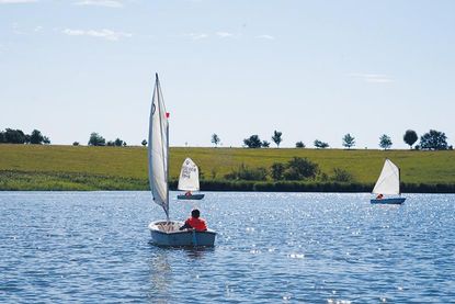 In den Optis geht es für die jüngeren Seepfadfinder über den Hemmelsdorfer See.