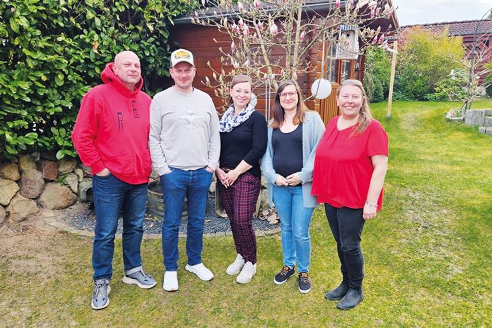 Fenja Parlow (mi.) und Felix Jonaßon (2.v.li.) komplettieren den Dorfvorstand Ratekau um Maria Pristawik, Daniela Bade (rechts) und Dirk Bartsch.