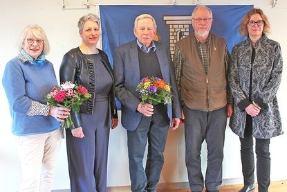 Swantje Meininghaus ehrte Waltraud Lietzow (v.li.), Meike Wohlfahrt, Wolfgang Goertz und Peter Untied für ihr großes soziales Engagement.