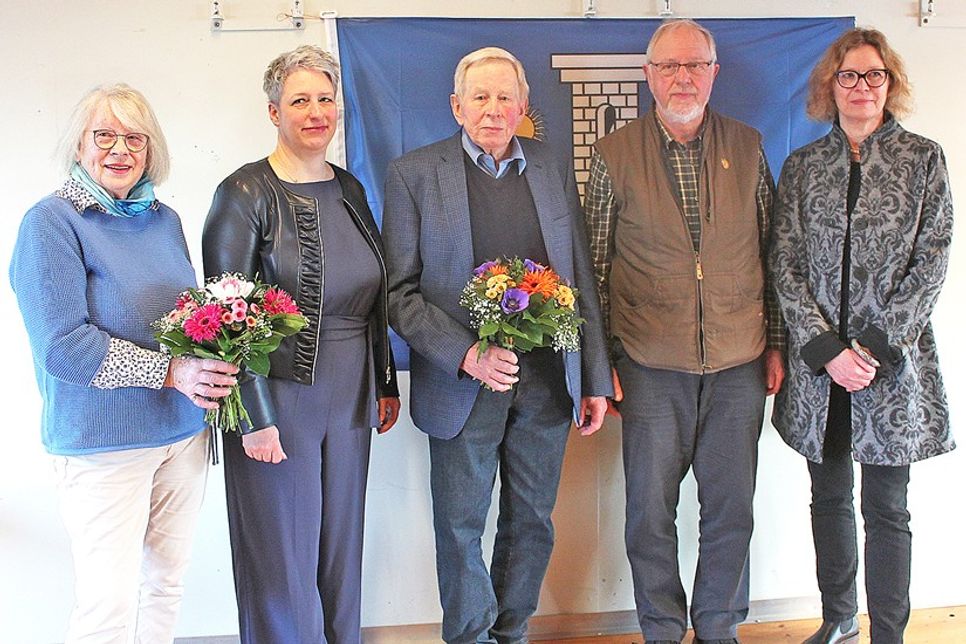 Swantje Meininghaus ehrte Waltraud Lietzow (v.li.), Meike Wohlfahrt, Wolfgang Goertz und Peter Untied für ihr großes soziales Engagement.