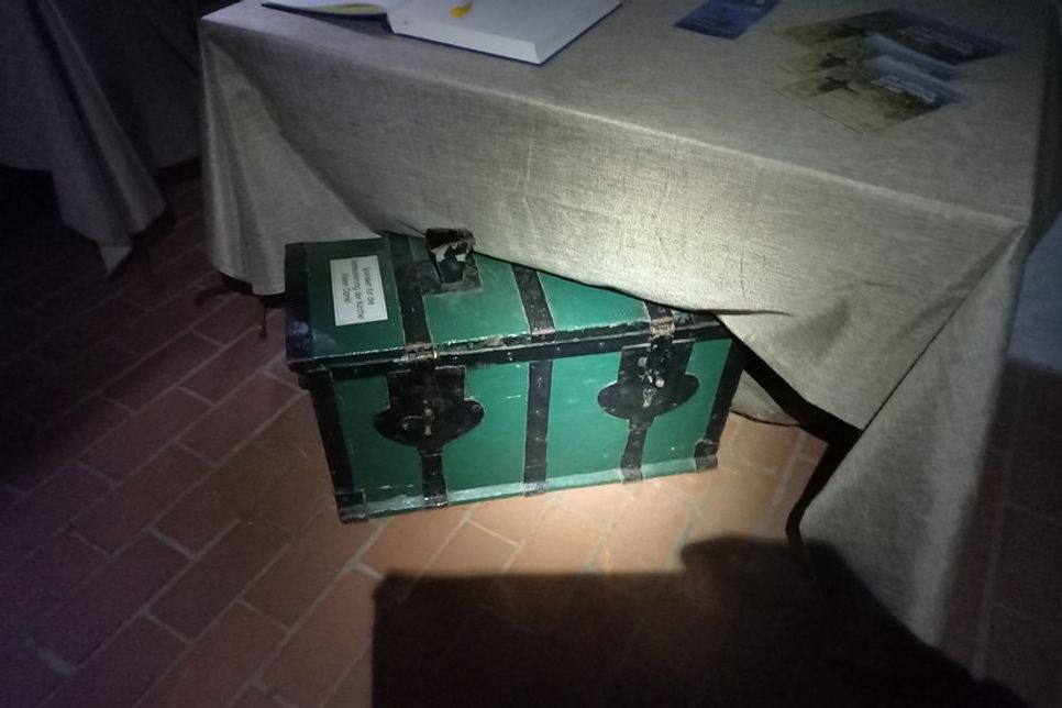Entwendeter Opferstock St. Jürgen Kirche Grube (grüne Holzkiste). (Foto: Polizeidirektion Lübeck)