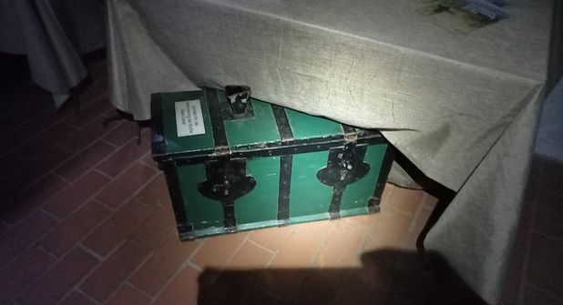 Entwendeter Opferstock St. Jürgen Kirche Grube (grüne Holzkiste). (Foto: Polizeidirektion Lübeck)