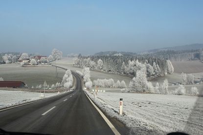 Wenn die temperaturen Richtung Frostgrenze sinken, sollte besonders vorsichtig gefahren werden.