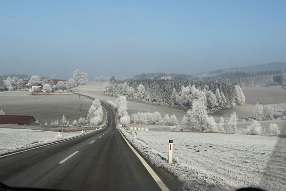 Wenn die temperaturen Richtung Frostgrenze sinken, sollte besonders vorsichtig gefahren werden.