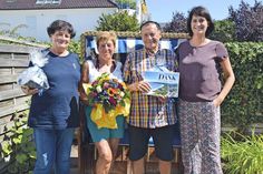 Ehrung für 40 Jahre Urlaub in Timmendorfer Strand: Gastgeberin Christine Jessen (li.) und Marketingleiterin Silke Szymoniak nehmen die Jubilare Getrud und Reinhold Heine in ihre Mitte. (Foto: René Kleinschmidt)
