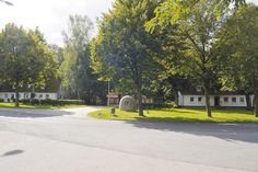 Acht Gebäude dieser Bauart befinden sich rechts und links von der Zuwegung zum Herrenhaus. Die Gemeinde Stockelsdorf hat sie jetzt erworben.