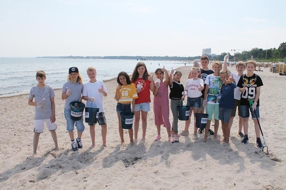 Die Schüler der 5. Klassen des OGTs sammelten in der vergangenen Woche Strandmüll in Timmendorfer Strand.