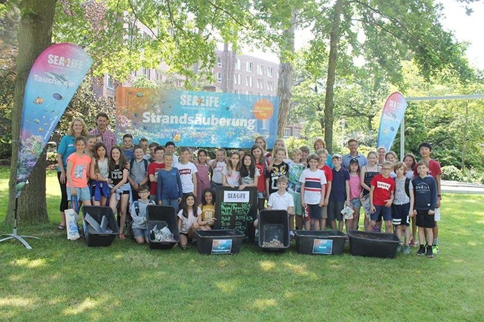 Gruppenfoto nach der erfolgreichen Strandsäuberung. (Fotos: SEA LIFE)