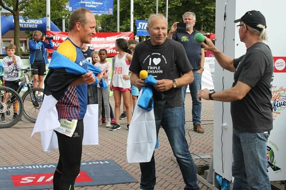 Ideengeber, Initiator und selbst zweifacher Teilnehmer - Wolfgang Kulow (Mitte) ist das Gesicht des Triple-Ultra-Triathlon in Lensahn.