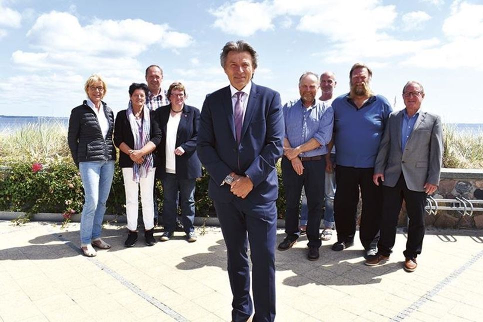 Vier Parteien stehen geschlossen hinter Andreas Zimmermann: Gabriele Jungk (von links) und Doris Günther von den Grünen, Jens Teschke und Anja Bendfeldt (WUB), Thomas Witting und Rainer Dohms (CDU) sowie Kai Frehse und Uwe Weihe (FDP).