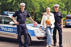 Heidemarie Vesper, erste Vorsitzende der Lübeck-Hilfe für krebskranke Kinder, Polizeihauptkommissar Ralf Hutzfeldt, Leiter der Polizeistation Timmendorfer Strand (links), und Polizeihauptmeister Nicky Päsch freuen sich auf das 16. Beach-Volleyball-Turnier am 28. Juni am Niendorfer Freistrand. (Foto: René Kleinschmidt)