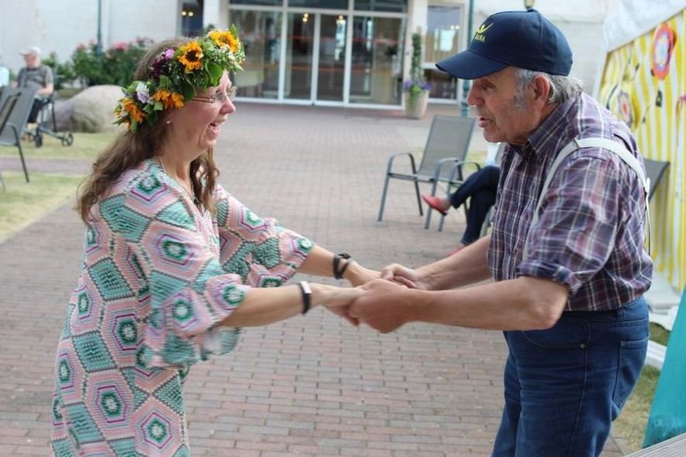Mitarbeiterin Roswitha Heeg und Bewohner Erwin Hardt wagten beim Sommerfest im Dana Ostsee-Seniorenzentrum ein Tänzchen.
