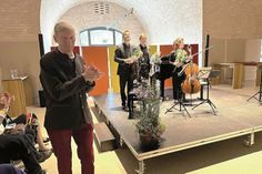 Dr. Constantin Stahlberg überreichte zum Abschluss des Konzerts am Himmelfahrtstag dem Moser Trio (Florian - Violine, Lukas - Klavier und Sarah - Cello) im Kreuzgewölbesaal einen Blumenstrauß.
