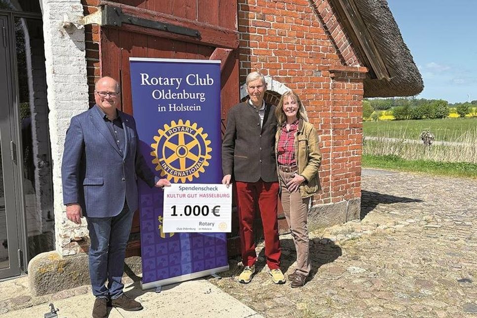 Rotary Präsident Jan Hegerfeld übergab auf dem Gutsgelände den symbolischen Spendenscheck an Dr. Constantin Stahlberg und seine Frau Dr. Andrea Stahlberg.