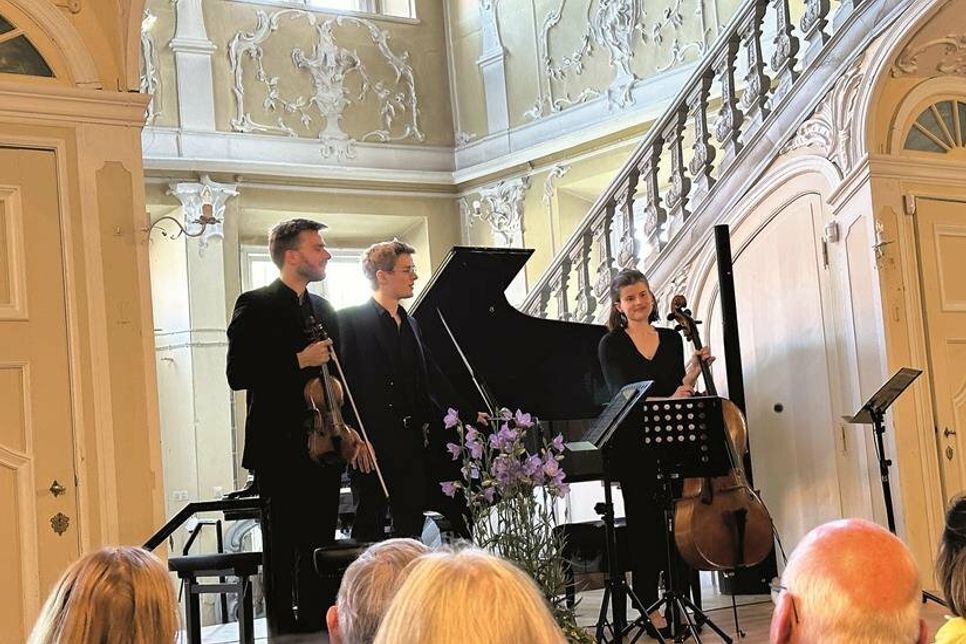 Die drei Geschwister des Moser Trios (Florian - Violine, Lukas - Klavier und Sarah - Cello) freuten sich über den Applaus der Musikfreunde im Barocksaal des Herrenhauses.