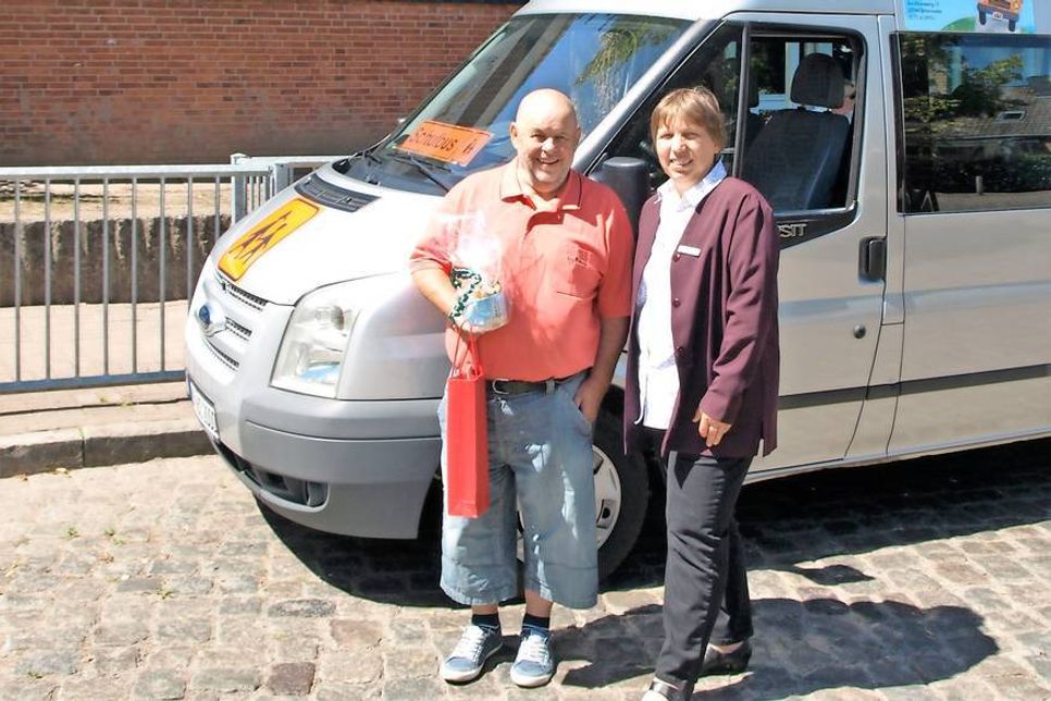 Vor der allerletzten Linienbusfahrt bedankt sich die Schulverbandsvorsteherin Angela Hüttmann bei Friedhelm Böhm-Vatterodt für die gute Zusammenarbeit in den letzten 20 Jahren.